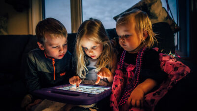 Vivir con pantallas: Efectos de la sobreexposición en los niños y niñas | Crónica digital