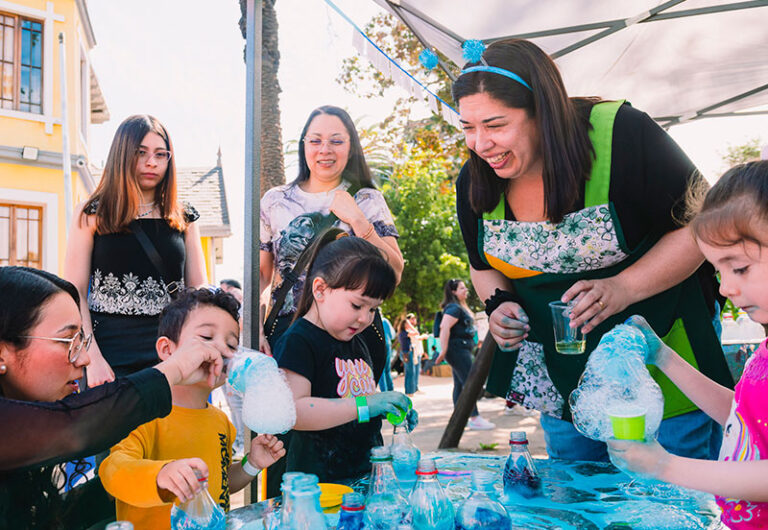 Más de 400 familias junto a sus educadoras y profesores, se reúnen en la Fiesta de la Familia Quinta Normal