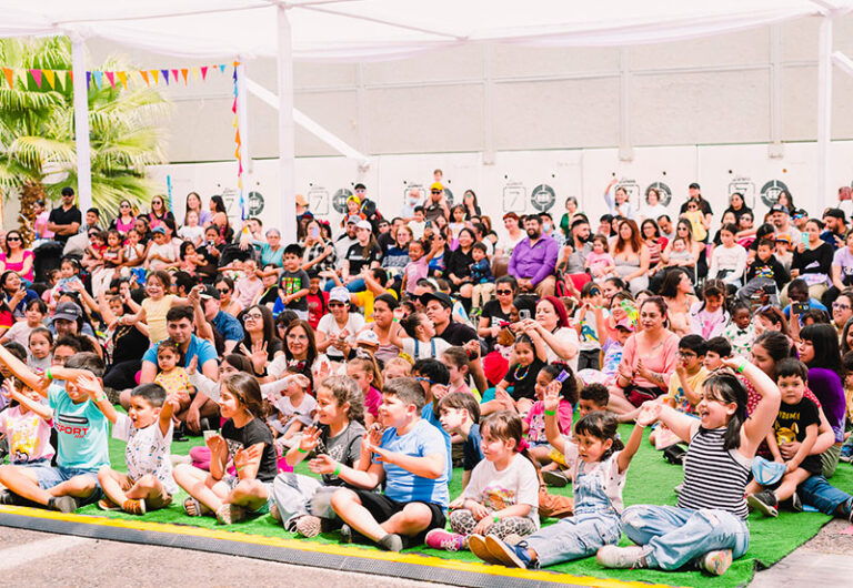 Más de 400 familias junto a sus educadoras y profesores, se reúnen en la Fiesta de la Familia Quinta Normal