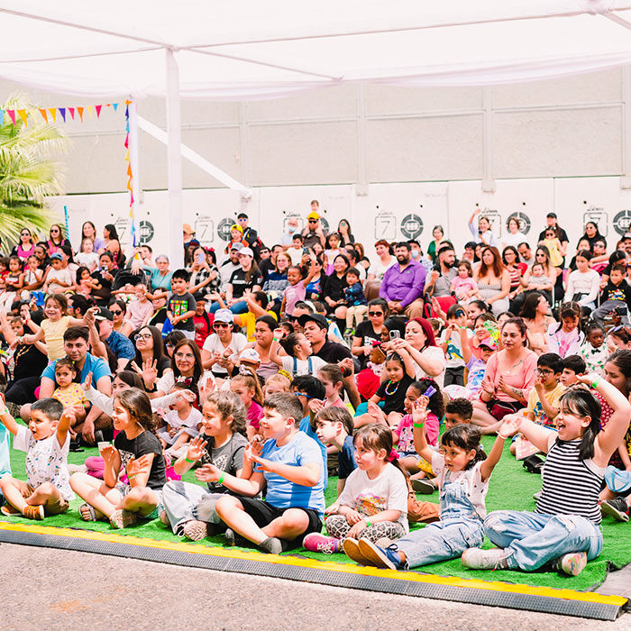Más de 400 familias junto a sus educadoras y profesores, se reúnen en la Fiesta de la Familia Quinta Normal