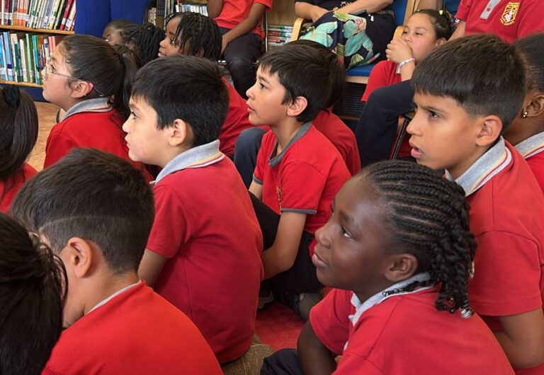 Más de 300 estudiantes de Puente Alto participaron en el ciclo “Visitas de Autor” del Programa Aprender en Familia
