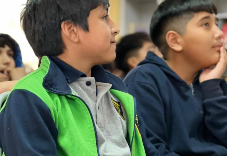 Más de 300 estudiantes de Puente Alto participaron en el ciclo “Visitas de Autor” del Programa Aprender en Familia