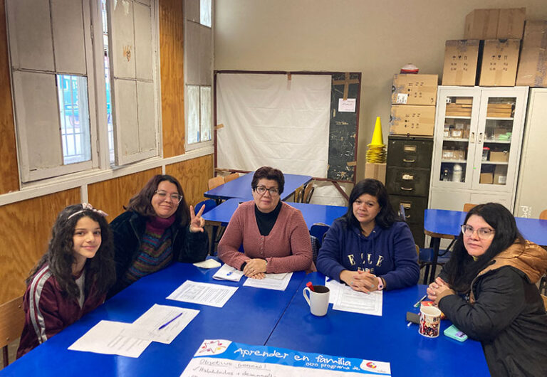 Fundación CAP concluye ciclos de implementación del Programa Aprender en Familia y E-Motiva en establecimientos de la Región Metropolitana