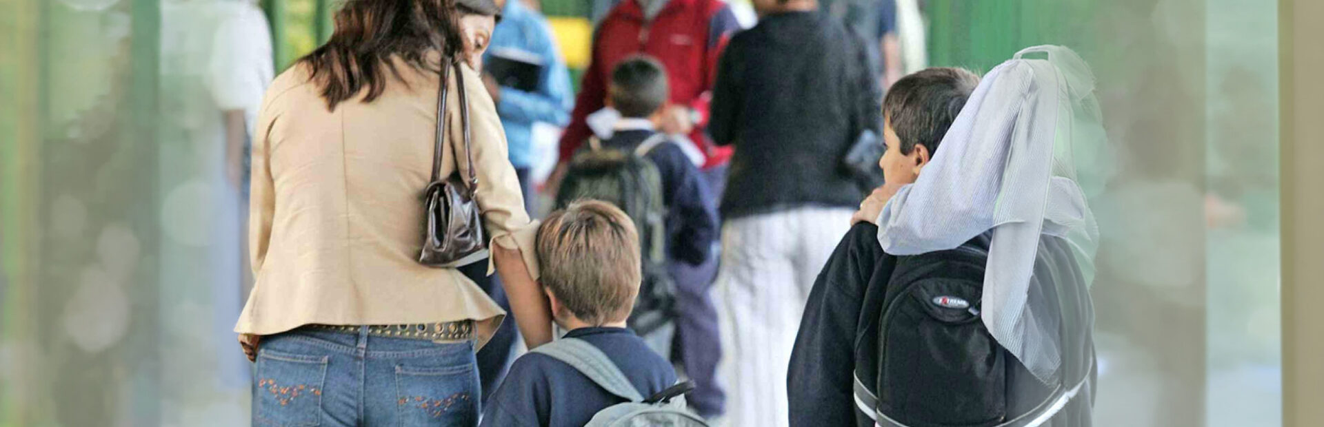 Hito de autonomía que supone alegría y curiosidad, pero también mucha ansiedad: Cinco errores comunes a evitar cuando un hijo entra por primera vez al colegio | El Mercurio