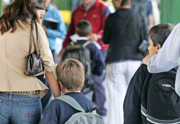Hito de autonomía que supone alegría y curiosidad, pero también mucha ansiedad: Cinco errores comunes a evitar cuando un hijo entra por primera vez al colegio | El Mercurio