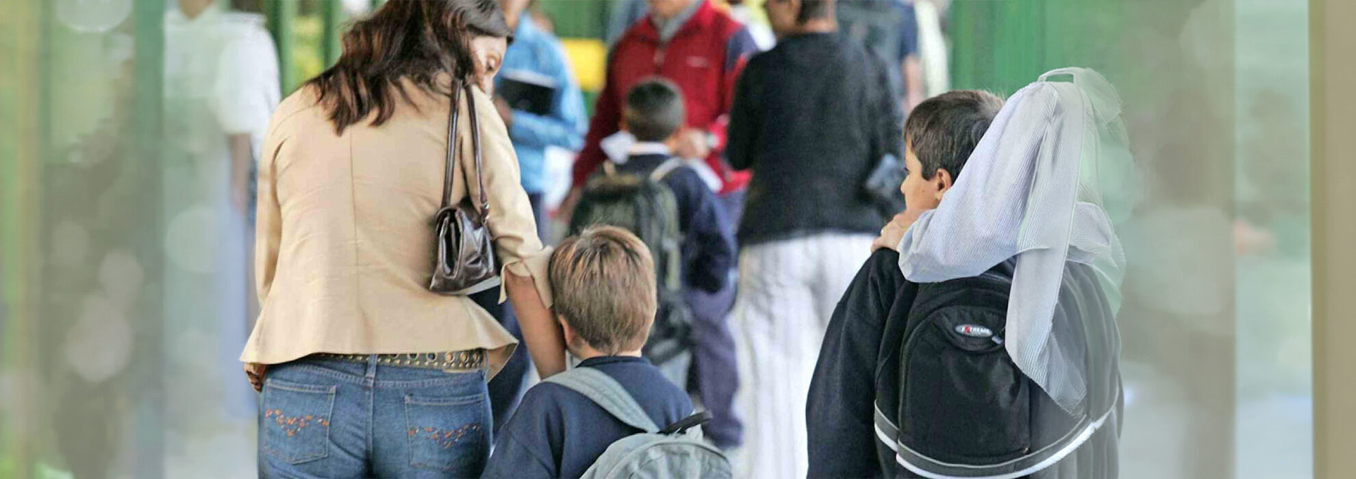 Hito de autonomía que supone alegría y curiosidad, pero también mucha ansiedad: Cinco errores comunes a evitar cuando un hijo entra por primera vez al colegio | El Mercurio