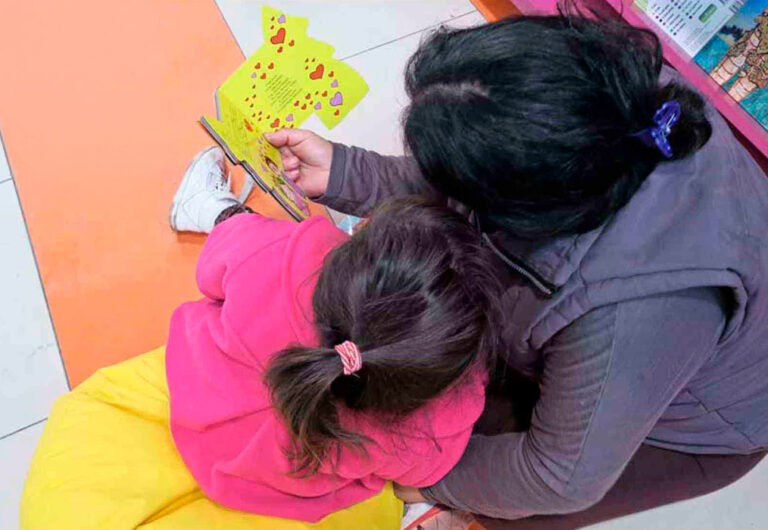 Leer por placer en la infancia se asocia con una mejor salud mental en la adolescencia | El Mercurio
