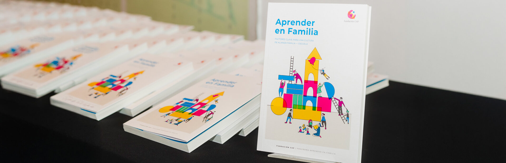 Autoridades y representantes del mundo educacional se reunieron en el lanzamiento del libro Aprender en Familia de Fundación CAP