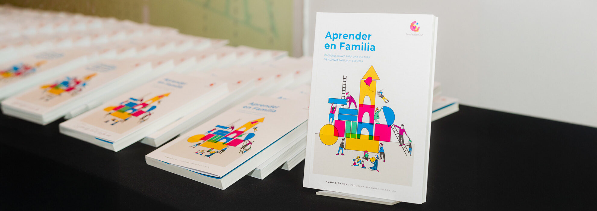 Autoridades y representantes del mundo educacional se reunieron en el lanzamiento del libro Aprender en Familia de Fundación CAP