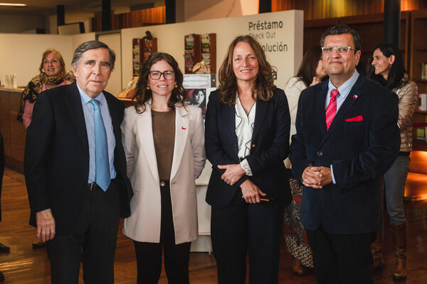 Autoridades y representantes del mundo educacional se reunieron en el lanzamiento del libro Aprender en Familia de Fundación CAP