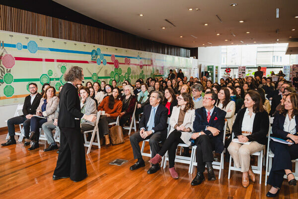 Autoridades y representantes del mundo educacional se reunieron en el lanzamiento del libro Aprender en Familia de Fundación CAP