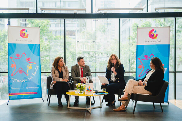 Autoridades y representantes del mundo educacional se reunieron en el lanzamiento del libro Aprender en Familia de Fundación CAP