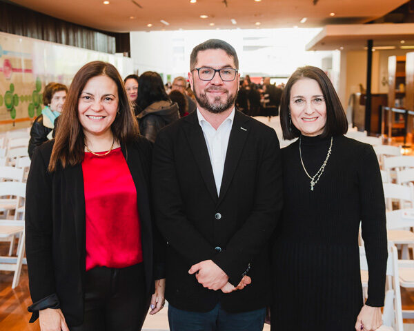 Autoridades y representantes del mundo educacional se reunieron en el lanzamiento del libro Aprender en Familia de Fundación CAP