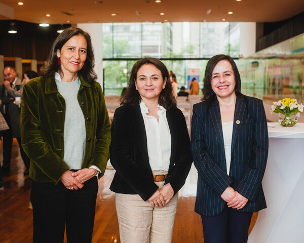 Autoridades y representantes del mundo educacional se reunieron en el lanzamiento del libro Aprender en Familia de Fundación CAP