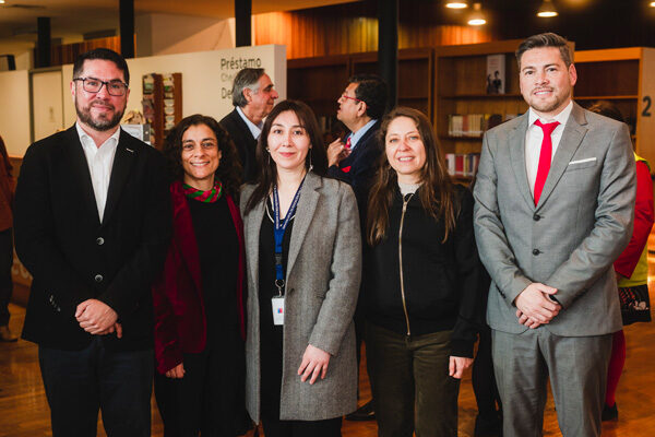Autoridades y representantes del mundo educacional se reunieron en el lanzamiento del libro Aprender en Familia de Fundación CAP