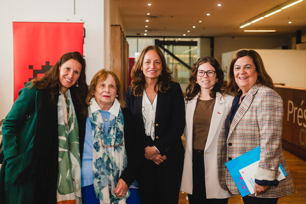 Autoridades y representantes del mundo educacional se reunieron en el lanzamiento del libro Aprender en Familia de Fundación CAP