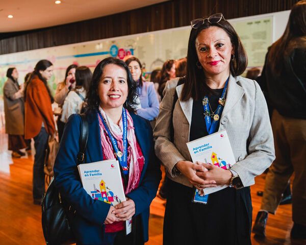 Autoridades y representantes del mundo educacional se reunieron en el lanzamiento del libro Aprender en Familia de Fundación CAP
