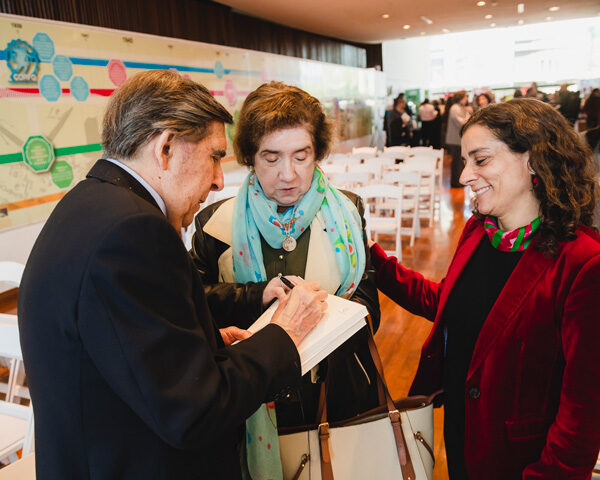 Autoridades y representantes del mundo educacional se reunieron en el lanzamiento del libro Aprender en Familia de Fundación CAP