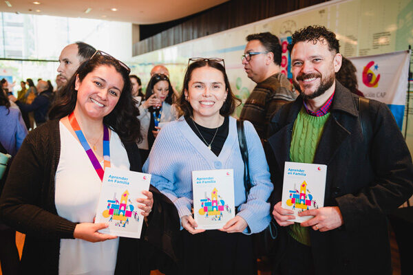 Autoridades y representantes del mundo educacional se reunieron en el lanzamiento del libro Aprender en Familia de Fundación CAP