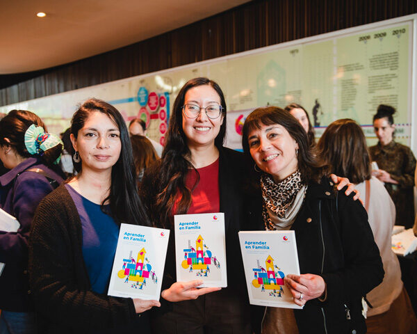 Autoridades y representantes del mundo educacional se reunieron en el lanzamiento del libro Aprender en Familia de Fundación CAP