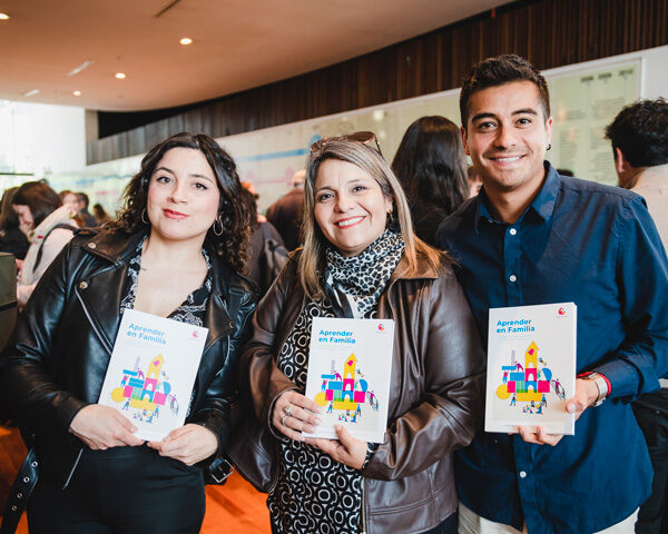 Autoridades y representantes del mundo educacional se reunieron en el lanzamiento del libro Aprender en Familia de Fundación CAP