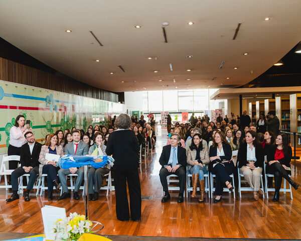 Autoridades y representantes del mundo educacional se reunieron en el lanzamiento del libro Aprender en Familia de Fundación CAP