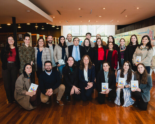 Autoridades y representantes del mundo educacional se reunieron en el lanzamiento del libro Aprender en Familia de Fundación CAP
