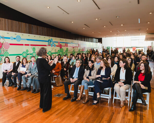 Autoridades y representantes del mundo educacional se reunieron en el lanzamiento del libro Aprender en Familia de Fundación CAP