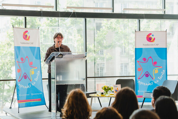 Autoridades y representantes del mundo educacional se reunieron en el lanzamiento del libro Aprender en Familia de Fundación CAP