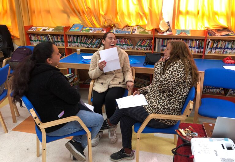 Apoderados y agentes educativos de las escuelas de Puente Alto con Programa Aprender en Familia participaron de un entretenido taller de Cuentacuentos